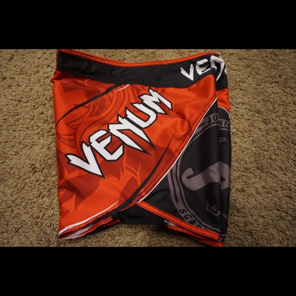 VENUM JOSÉ ALDO UFC LTD EDITION FIGHTSHORTS - RED 33 - Picture 4 of 6